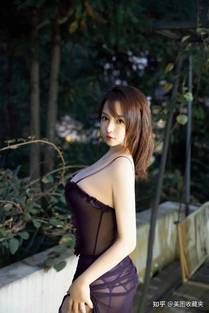 正在缩小的男人海报